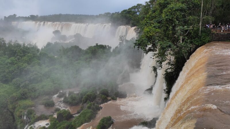 Las intensas lluvias duplicaron el caudal de agua en Cataratas