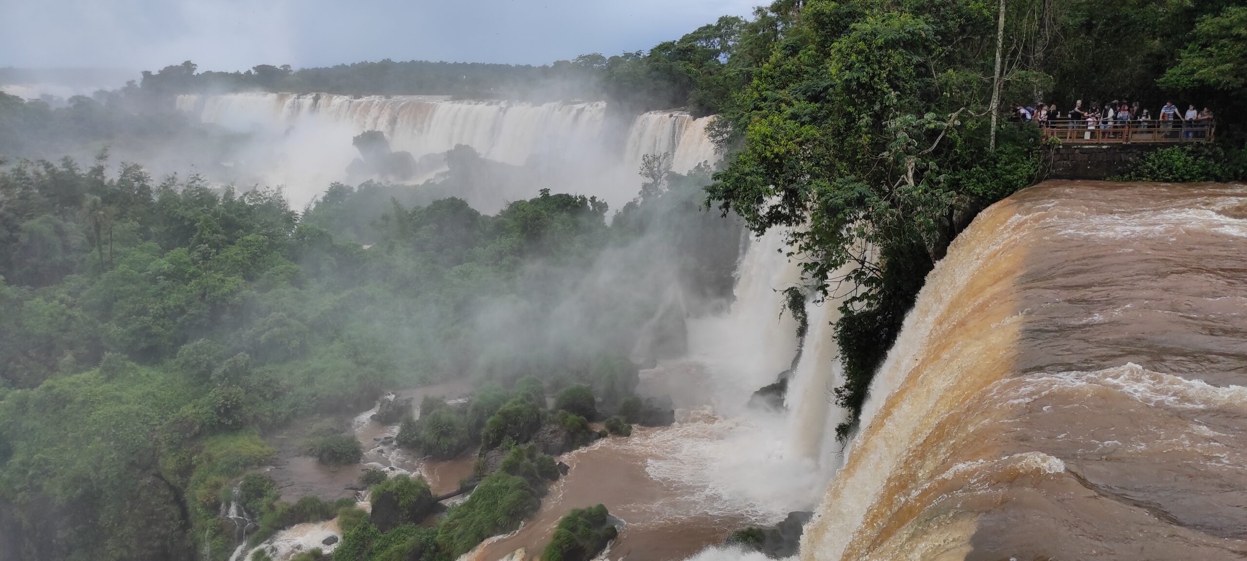 Las intensas lluvias duplicaron el caudal de agua en Cataratas