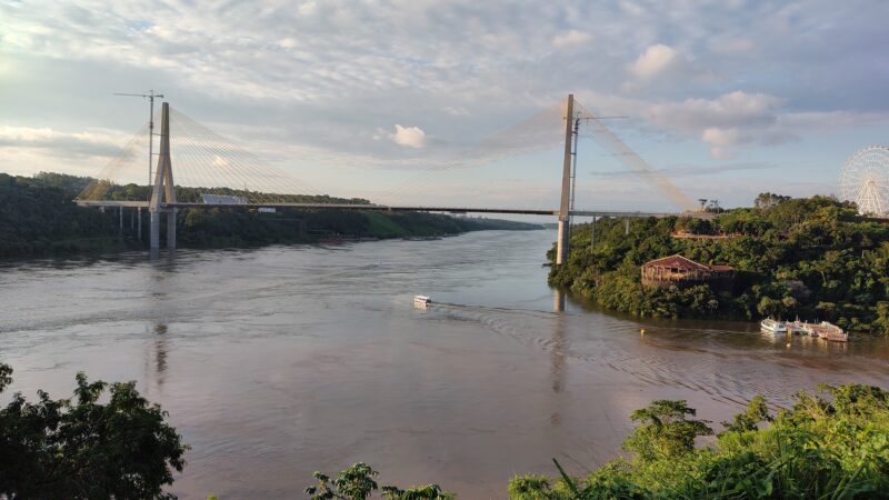 El rio Iguazú continúa creciendo por las lluvias en Brasil
