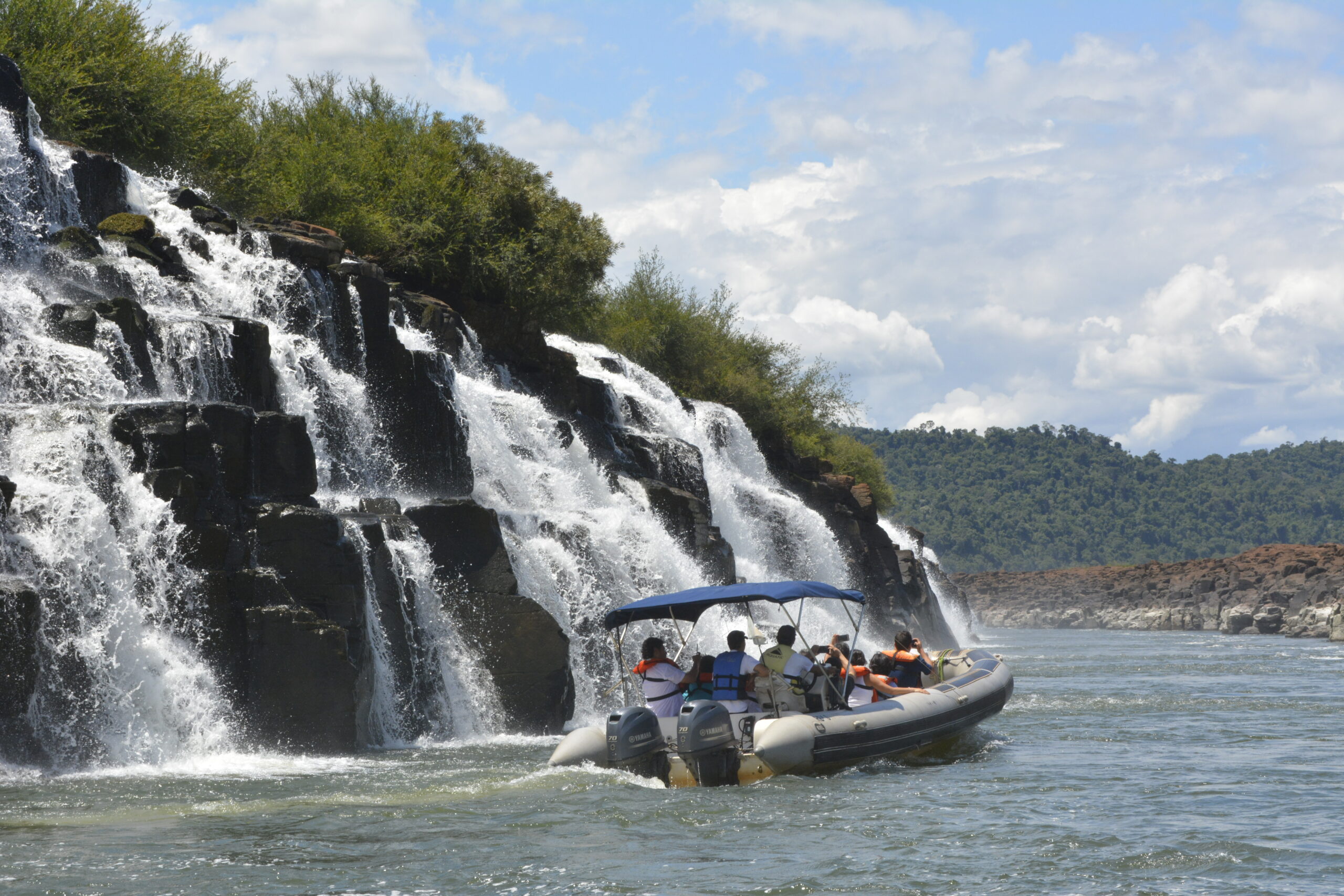 Autorizaron el funcionamiento de la línea de colectivos que unirá las Cataratas con el Moconá
