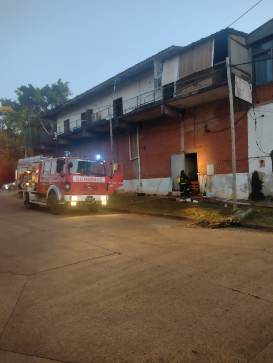 Bomberos sofocaron un incendio en un local comercial que comenzó en un artefacto eléctrico