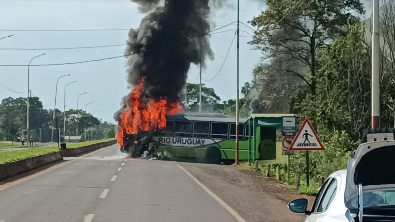 Se incendio un colectivo urbano en el acceso a barrio Las Orquídeas de Puerto Iguazú