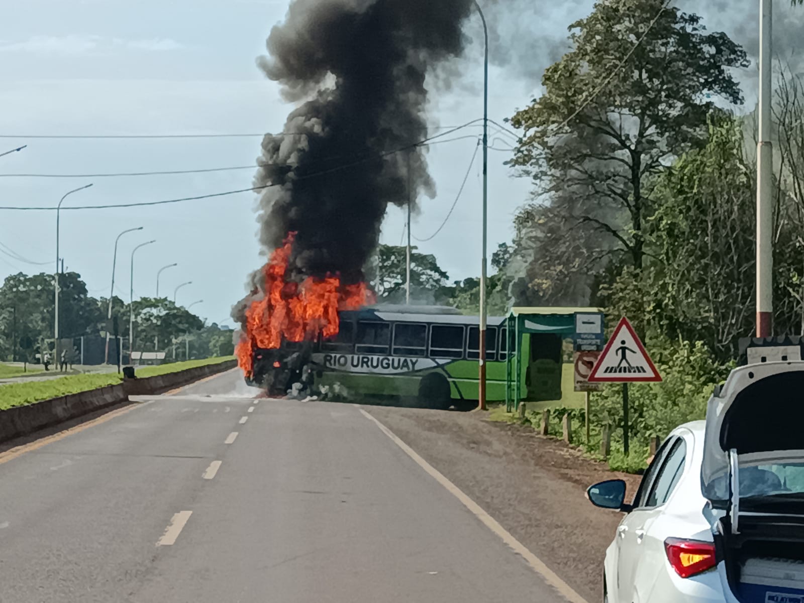 Se incendio un colectivo urbano en el acceso a barrio Las Orquídeas de Puerto Iguazú