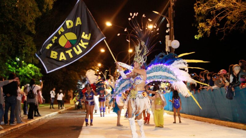 Iguazú vibró con la primera noche de Carnaval, hoy cierra el show el grupo 7 Lunas
