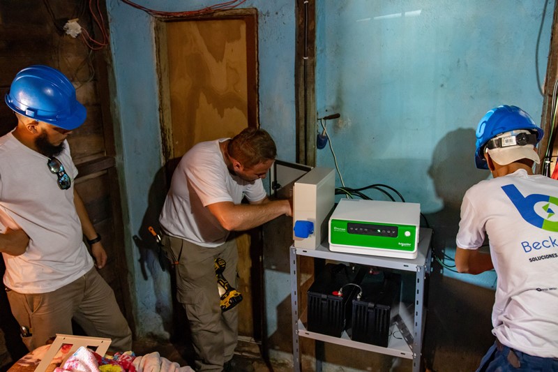 Eldorado: Instalan panel solar en vivienda de paciente electrodependiente