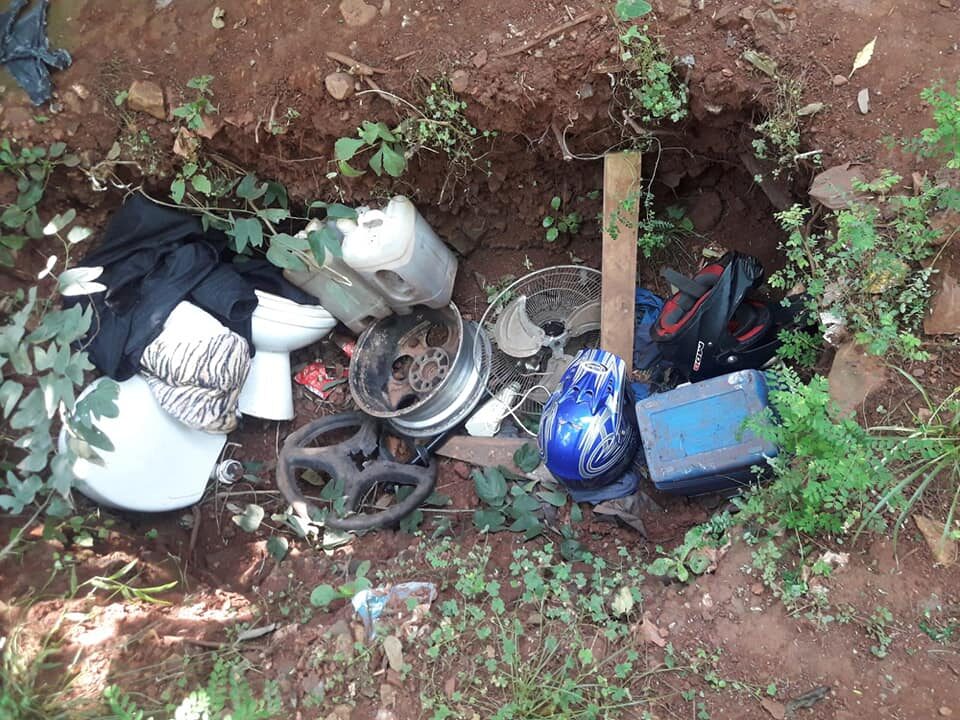 Robaban y ocultaban los elementos en un pozo en barrio Bicentenario, hay un detenido