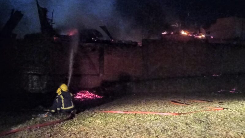Voraz incendio consumió un complejo de cabañas en Iguazú