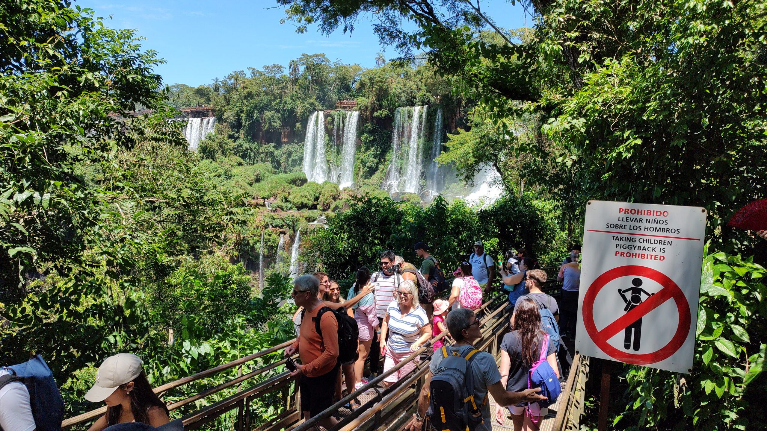 El intenso calor no impide el disfrute de los turistas durante el fin de semana largo