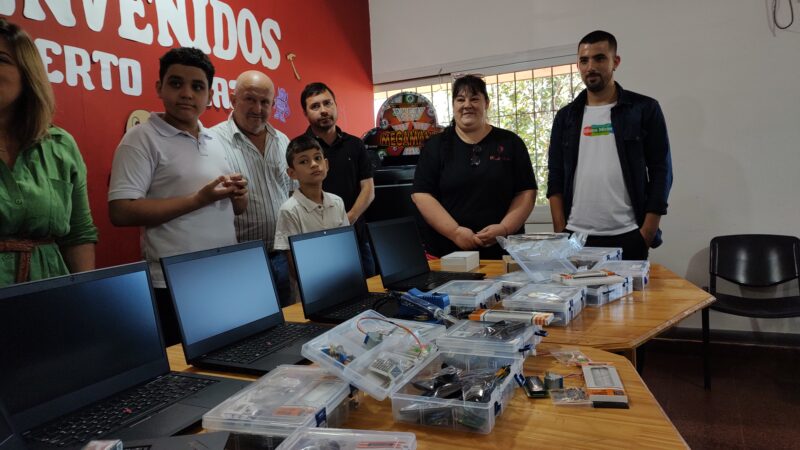 Los alumnos del espacio Maker Iguazú recibieron insumos para continuar aprendiendo