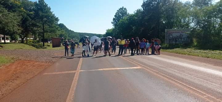 Puerto Libertad: Ante la falta de respuestas padres de los alumnos de la EPET Nº 33 cortaron la ruta 12