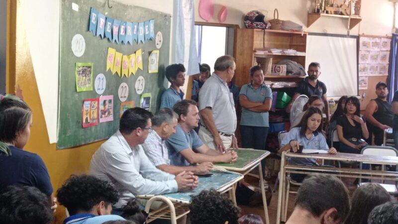 La lucha de los alumnos de la EPET Nº 33 dio frutos, llegó mobiliario y mantuvieron una reunión con los funcionarios