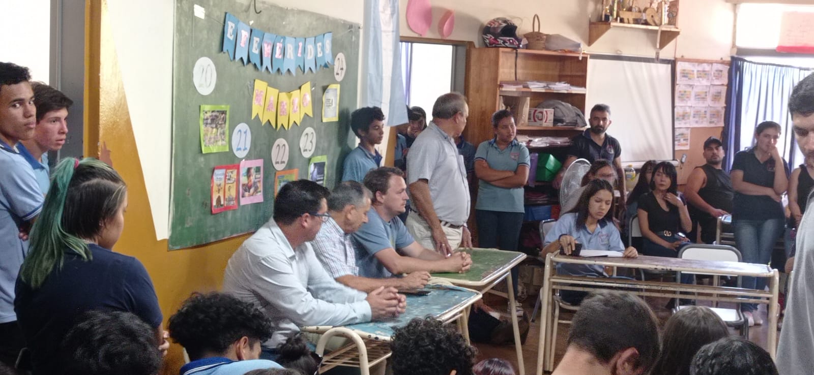 La lucha de los alumnos de la EPET Nº 33 dio frutos, llegó mobiliario y mantuvieron una reunión con los funcionarios