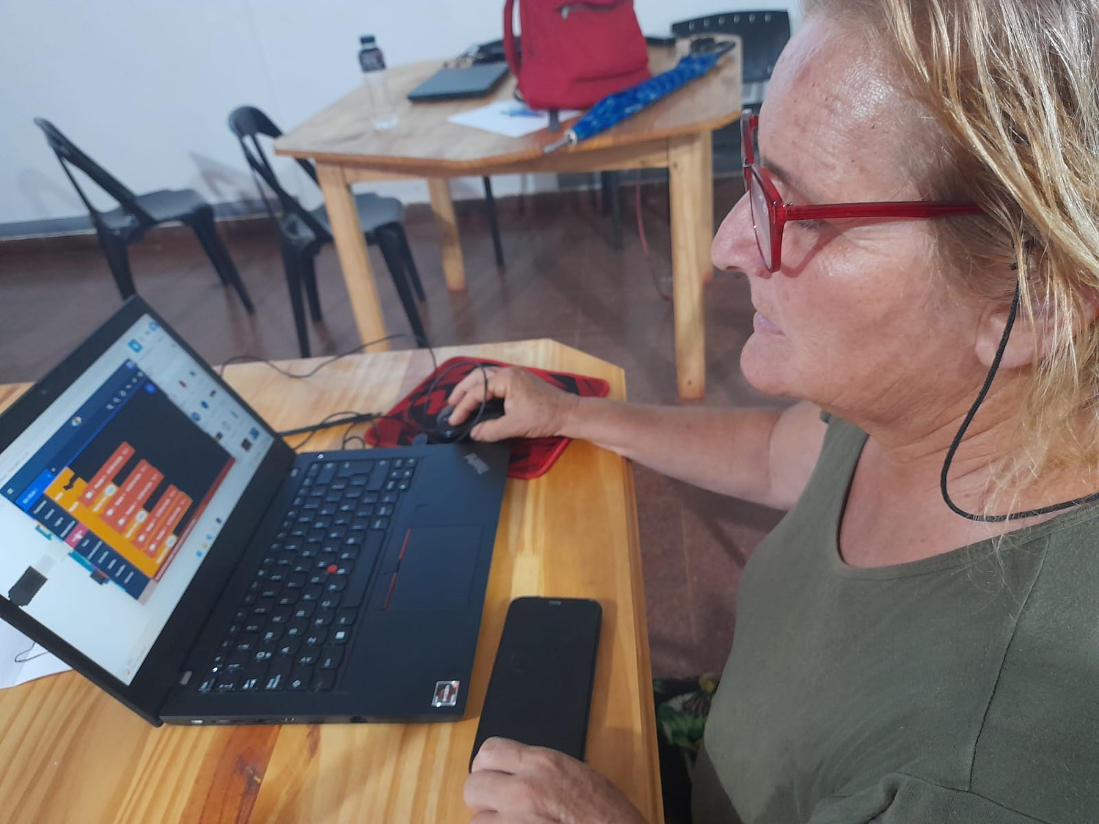 Iguazú: Tiene 65 años y asiste al espacio Maker de la escuela de robótica