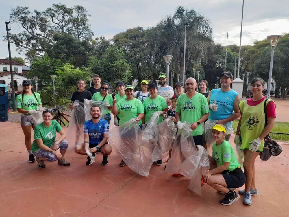 Plogging por el planeta: recogieron 250 kilos de basura de la costanera de Iguazú