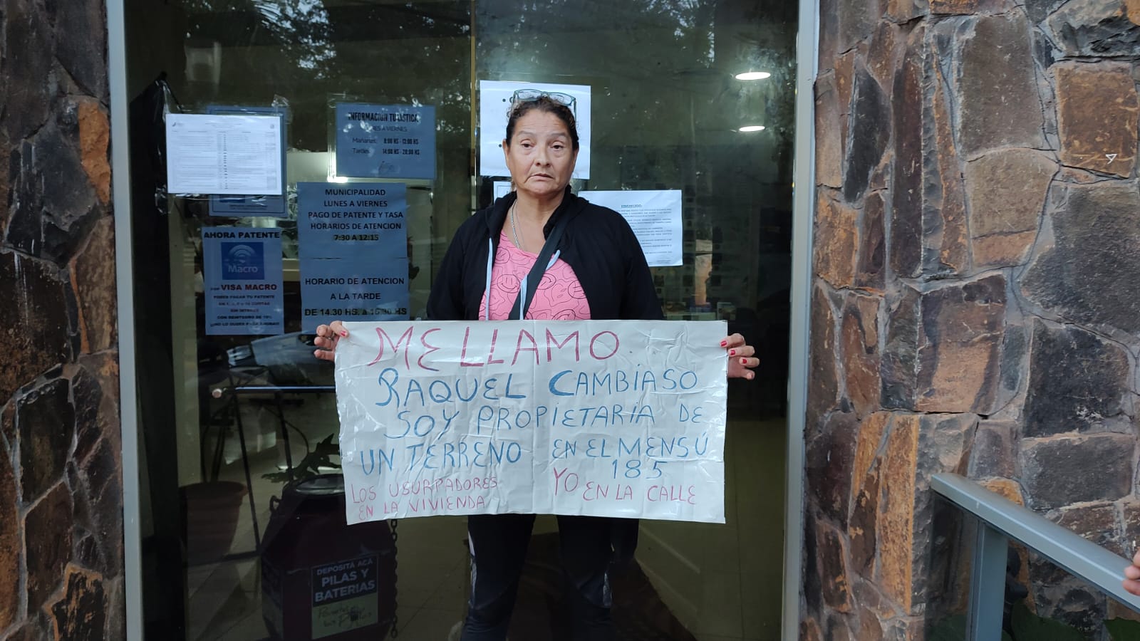 Se encadenó a la puerta de la municipalidad ante la falta de respuesta de la justicia