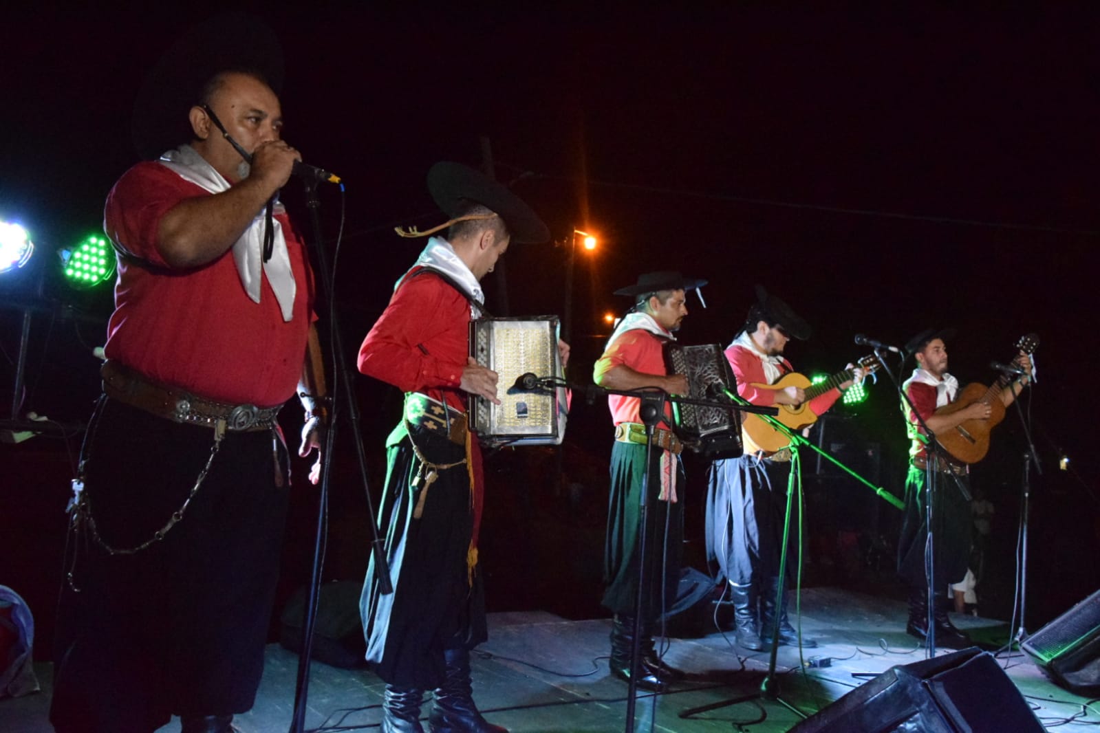 Vecinos de Cruz del Sur disfrutaron de sorteos y buena música
