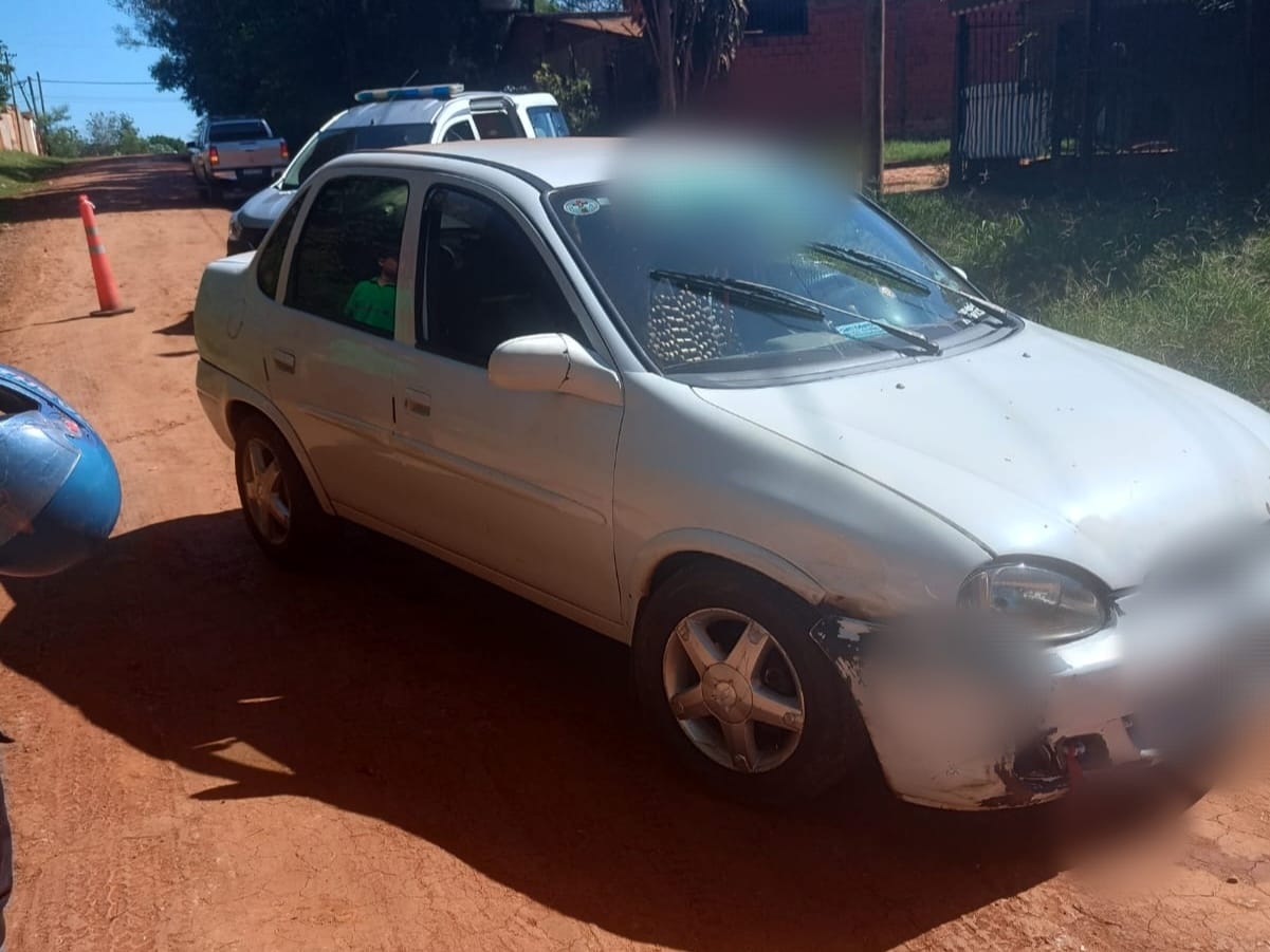 Manejaba ebrio choco un vehículo estacionado, intento darse a la fuga, pero fue detenido