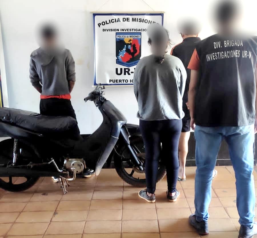 recuperaron una motocicleta robada y arrestaron a dos hombres y una mujer