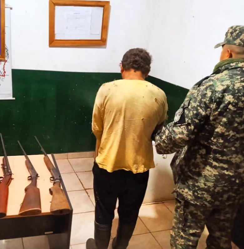Arrestaron a un cazador en el Parque Urugua-í: en el campamento descubrieron un arsenal de armas, trampas, y animales silvestres faenados