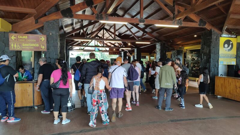 Intenso movimiento en el ingreso al Parque Nacional Iguazú desde su apertura