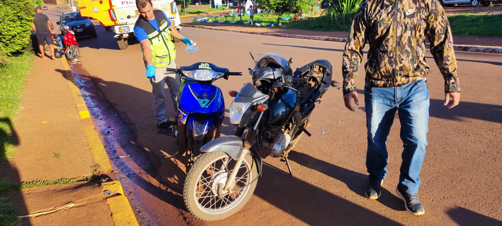 Tres personas heridas tras la colisión de dos motocicletas