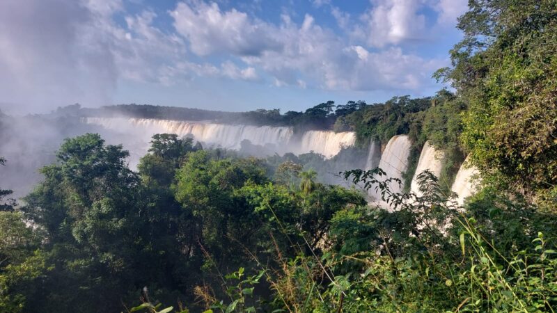 El rio Iguazú casi creció 10 veces en 24 horas y dejó a las cataratas esplendidas