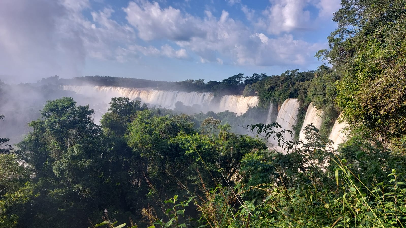 El rio Iguazú casi creció 10 veces en 24 horas y dejó a las cataratas esplendidas