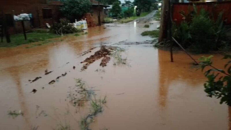 Varios barrios inundados tras copiosa lluvia que se registra en Iguazú