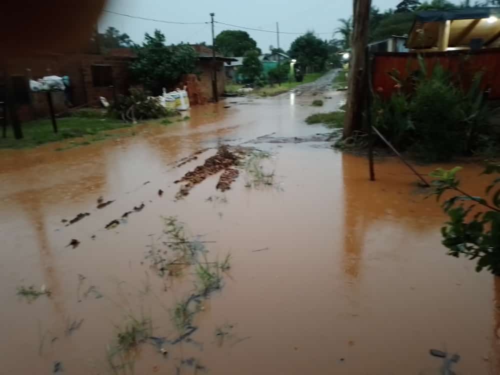 Varios barrios inundados tras copiosa lluvia que se registra en Iguazú