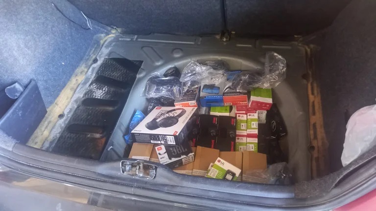 Intentaron ingresar al país con celulares ocultos en un auto y accesorios valuados en 6 millones de pesos