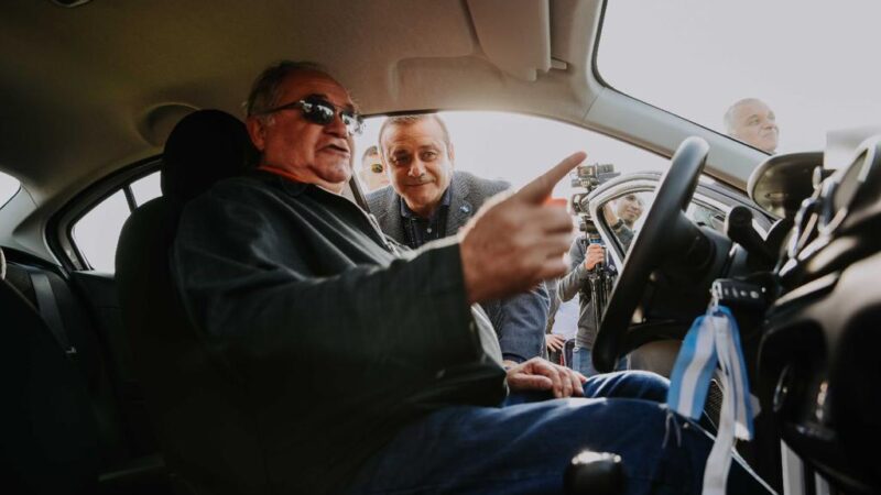 Herrera Ahuad entregó los primeros autos del programa ahora taxi