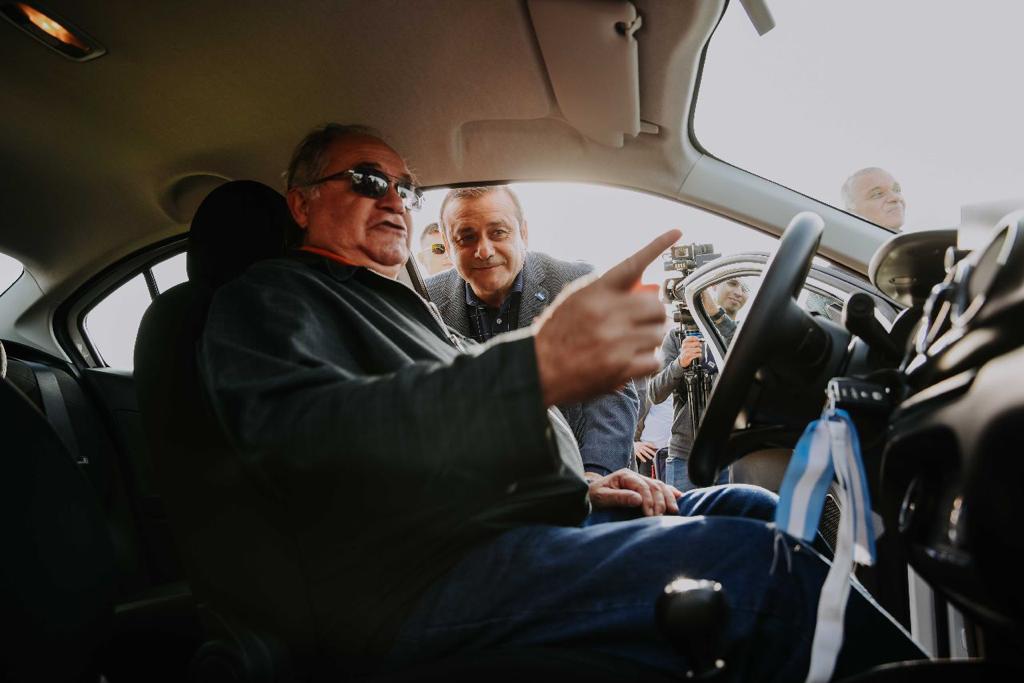 Herrera Ahuad entregó los primeros autos del programa ahora taxi
