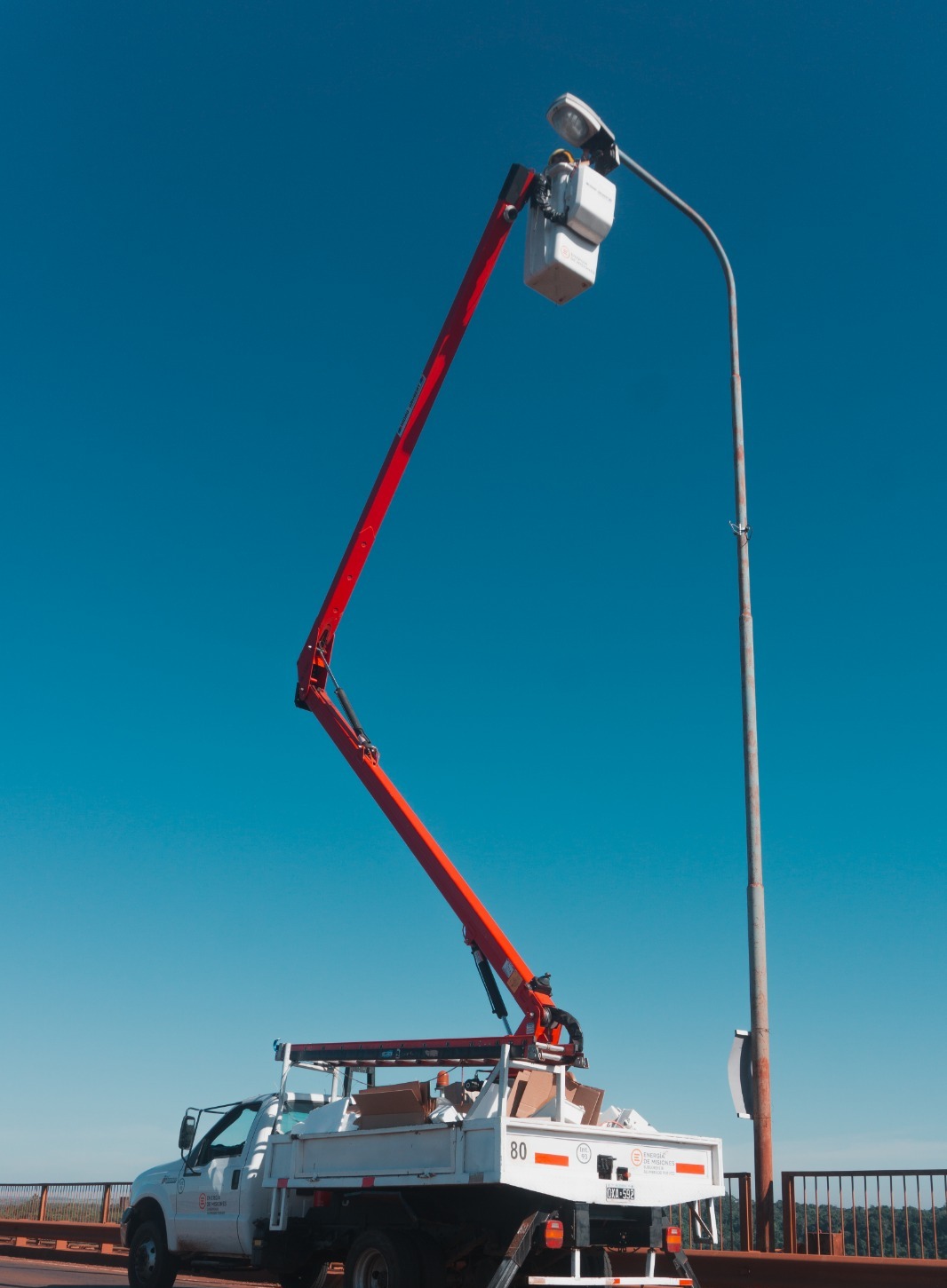 Iluminación: Instalación de tecnología LED para el puente sobre el arroyo Urugua-í