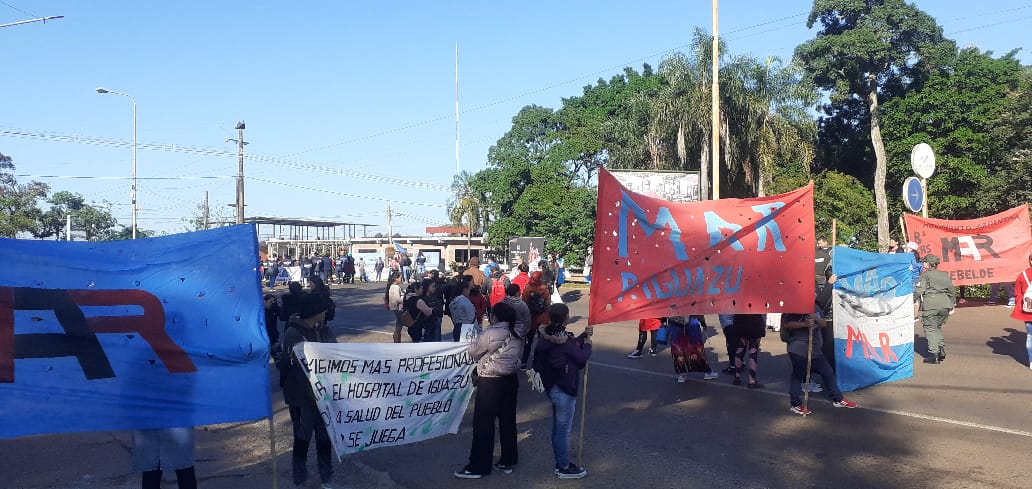Movimientos sociales cortan la ruta 12 e impiden la salida del país por el centro de frontera de Iguazú