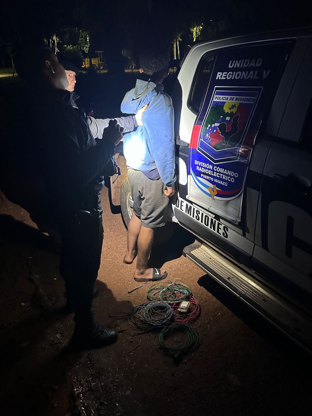 La Policía sorprendió a un joven cuando llevaba elementos de dudosa procedencia cercanías arroyo Mbocay