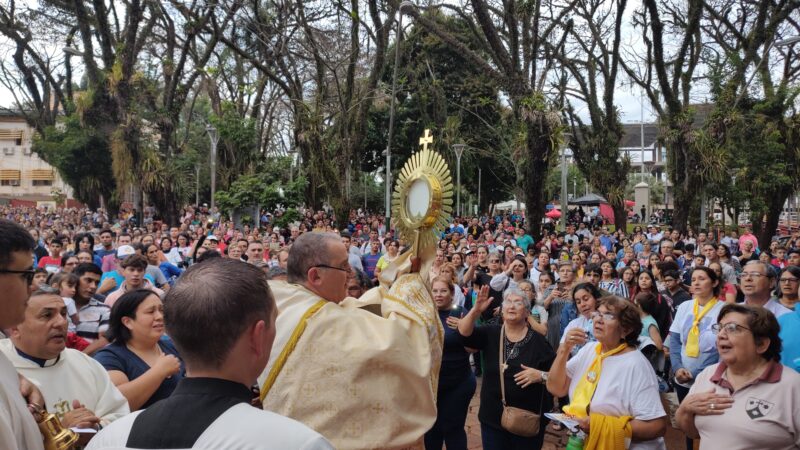 Multitudinaria celebración de Corpus Christi en Puerto Iguazú