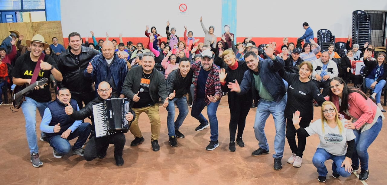 Emotivo encuentro con los abuelos de Santo Encantado