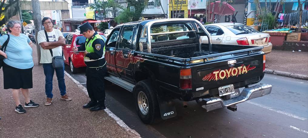 Argentino dejó su auto en Foz, cruzó a CDE y cuando esperaba el bus vio pasar su vehículo 
