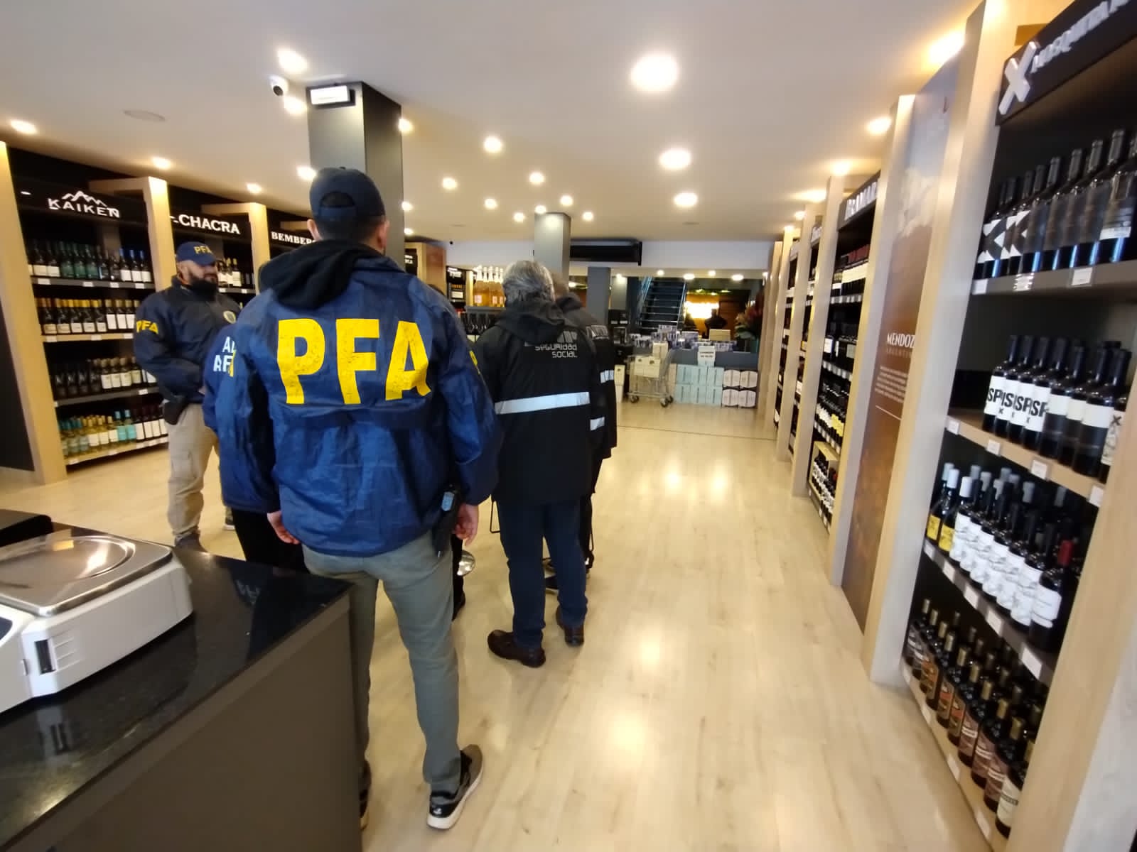 Contrabando de vinos: en operativos conjuntos la policía Federal Argentina y de Brasil incautaron 7000 botellas de vino premiun