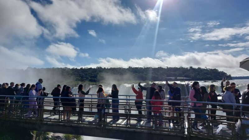 Los turistas continúan eligiendo cataratas para descansar los fines de semana largo