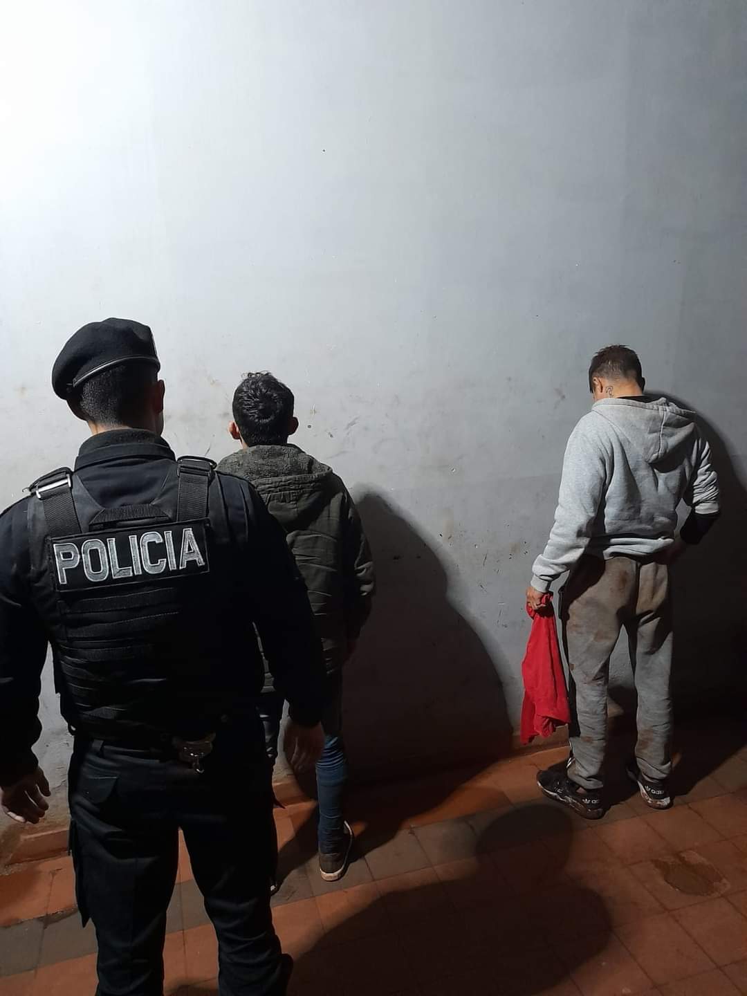 Pilló a su novia “in fraganti” con su amante, pelearon y fueron detenidos