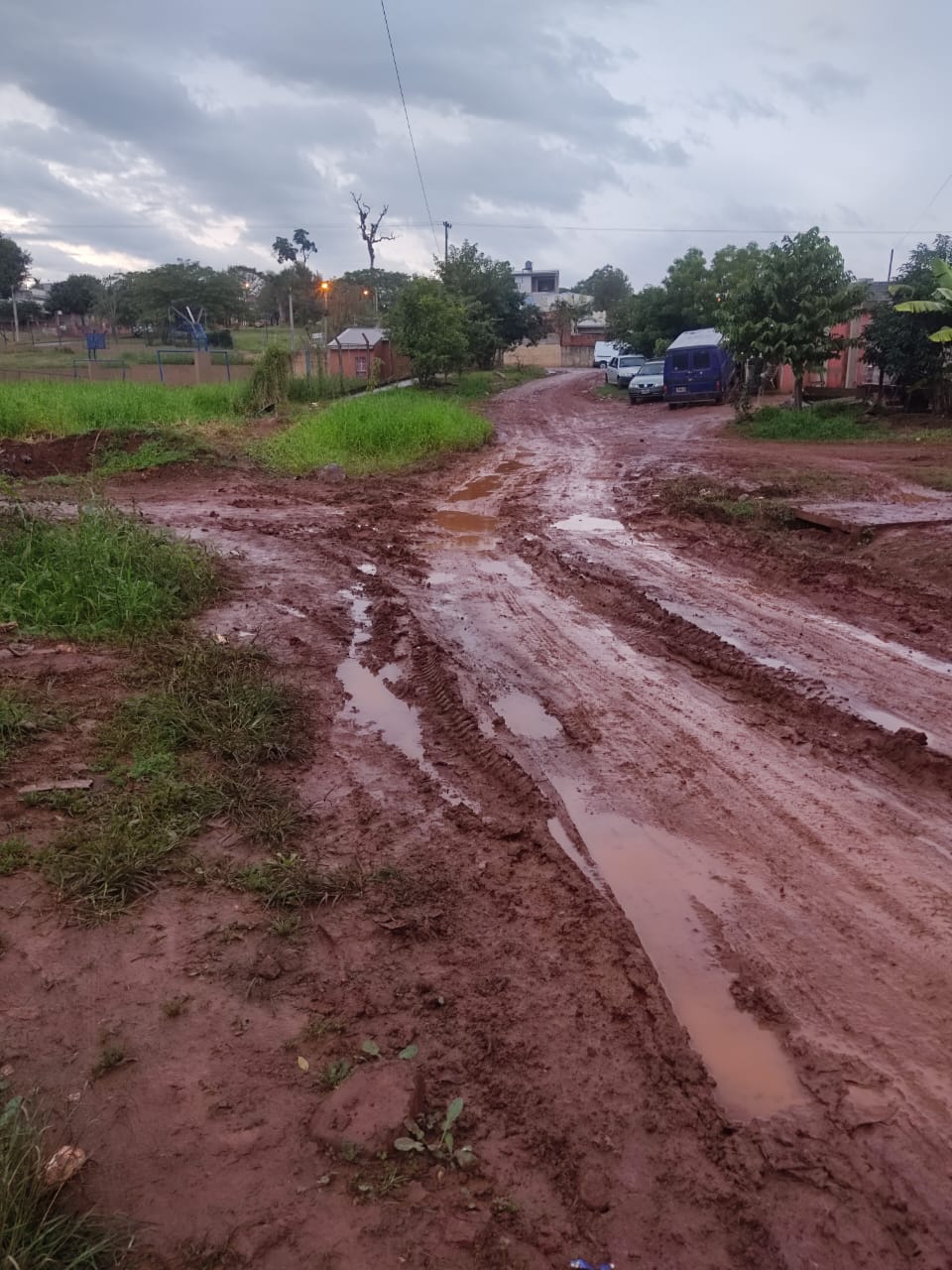 Vecinos del barrio Santa Rita reclaman arreglos en las calles intransitables