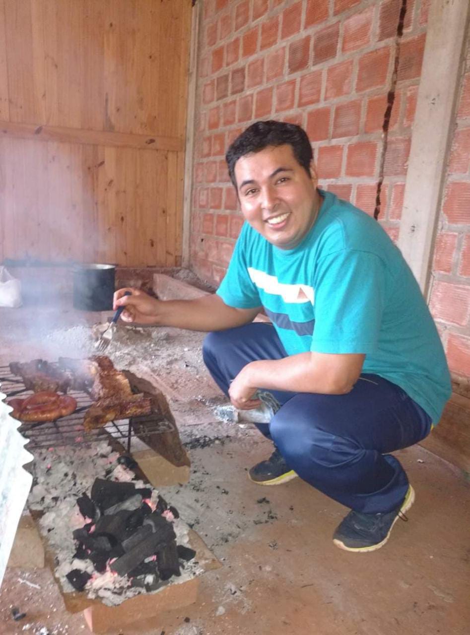 Contrajo una enfermedad rara y sus amigos realizan una colecta para ayudar a su familia