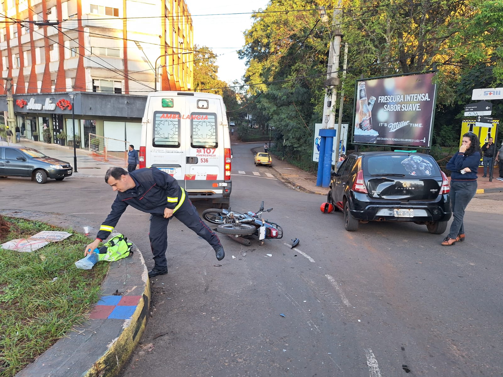 Colisión entre motocicleta y automóvil dejó como saldo un herido
