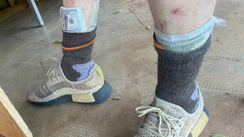 Gendarmes detectaron a un ciudadano chino que salió de Puerto Iguazú con dólares adosados al cuerpo