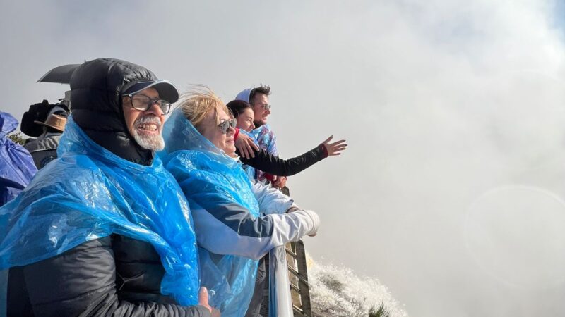 Turistas disfrutan del balcón de Garganta del Diablo con un gran caudal de agua
