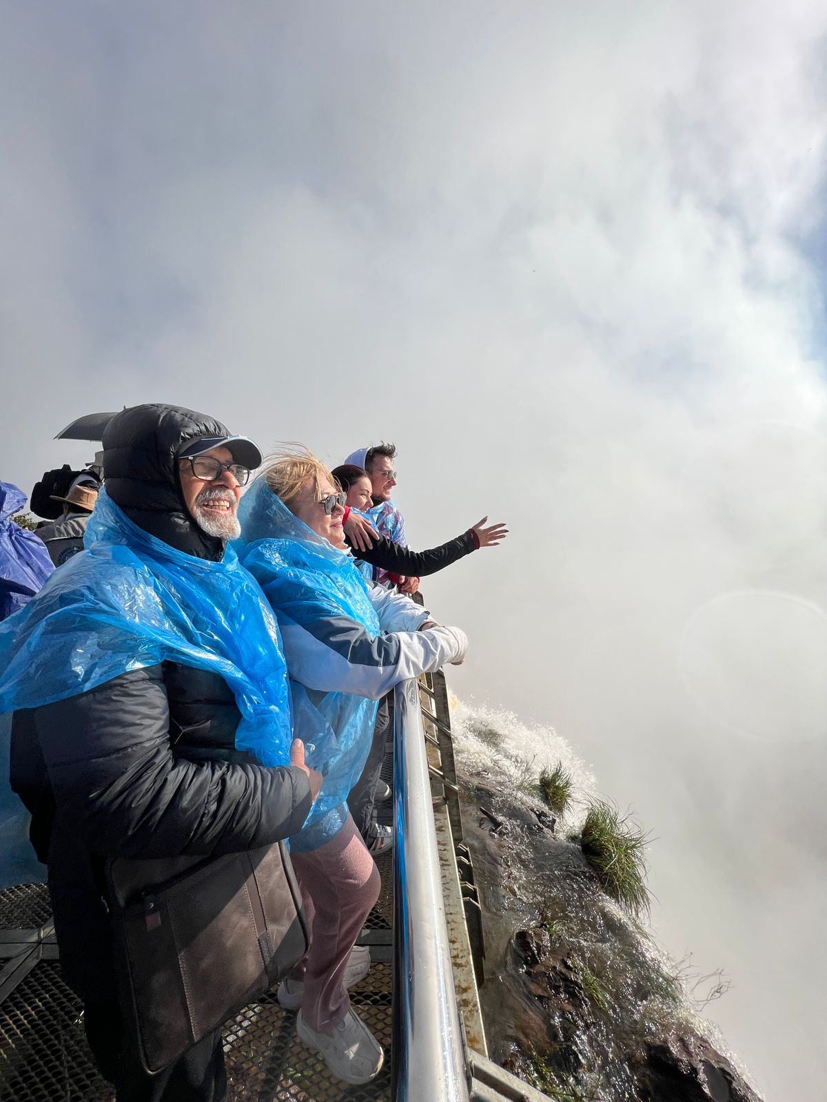 Turistas disfrutan del balcón de Garganta del Diablo con un gran caudal de agua