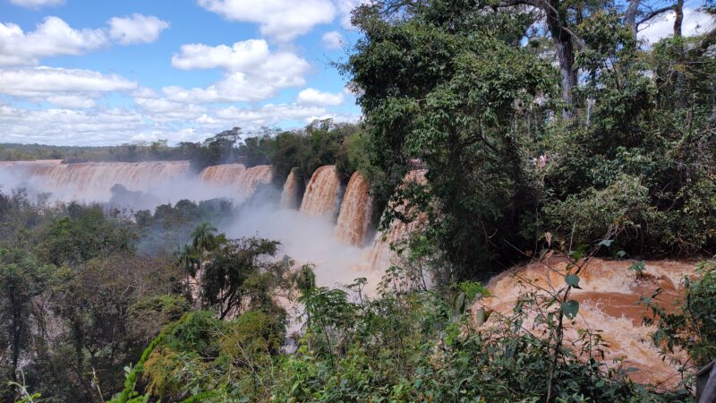 El caudal del rio Iguazú continúa creciendo alcanzado 6 veces su valor normal
