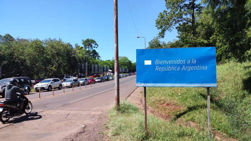 Iguazú: Filas de más de 4 kilómetros para salir del país