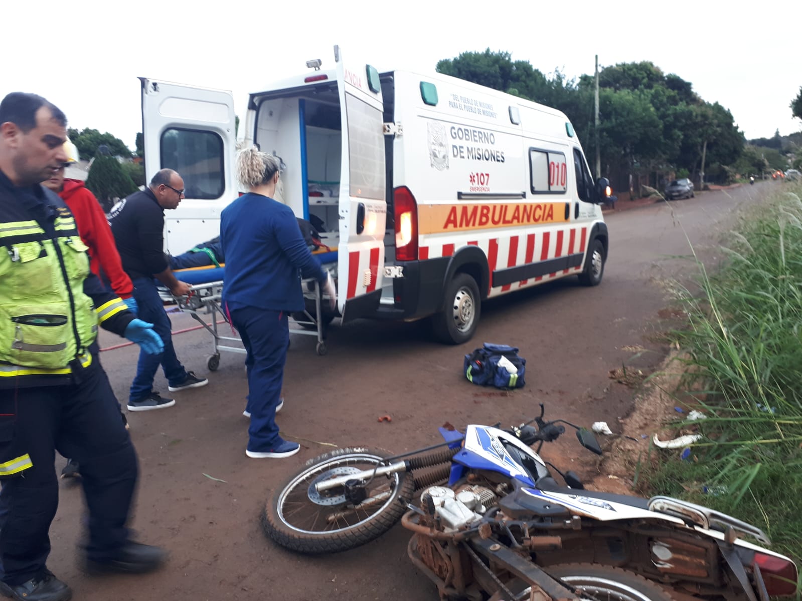 Iguazú: Motociclista se quedó sin freno y chocó contra un muro